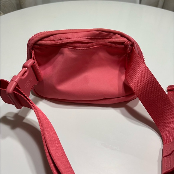 Lululemon Everywhere Belt Bag 1L - Sakura Pink - Picture 3 of 3
